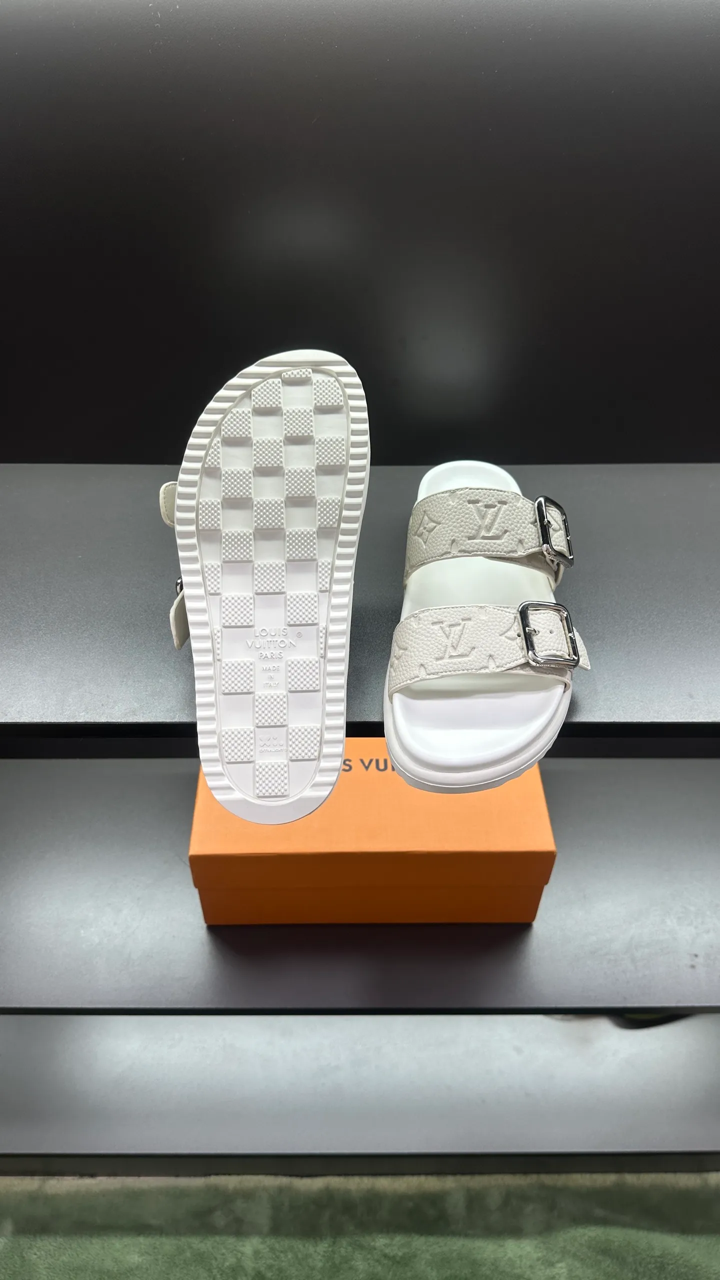 P320 🔍Top purchasing agent LV men's spring and summer slippers counter synchronized. The uppers are made of cowhide fabric imported from Italy, with logo graphics and high-quality craftsmanship. The soles are: original soles specially provided by the original factory. Exclusive molded soles are super comfortable. Original factory follow-up orders. 🔍🔍High quality. You can enter and exit the counter at will. Welcome to compare. Size 38-45